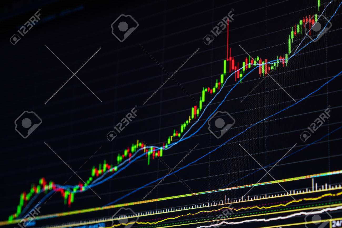 성장 주식 시장 그래프입니다. 캔들 스틱 차트 표시 주식 시장에서 가격 상승. 경제 성공 및 비즈니스 성장 개념입니다. 차트 위로 불  시장입니다. 좋은 소식은 주식 시장 그래프를 쳤다. 로열티 무료 사진, 그림,