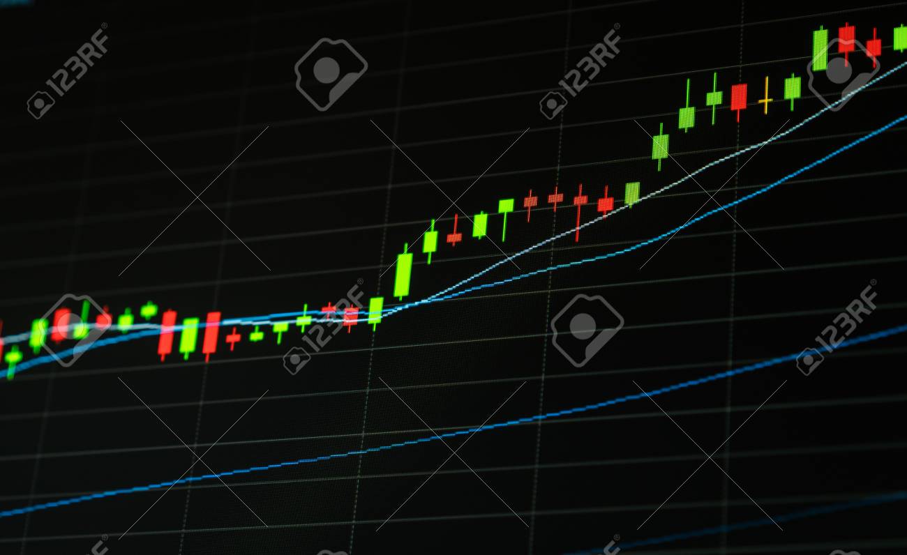 성장 주식 시장 그래프입니다. 캔들 스틱 차트 표시 주식 시장에서 가격 상승. 경제 성공 및 비즈니스 성장 개념입니다. 차트 위로 불  시장입니다. 좋은 소식은 주식 시장 그래프를 쳤다. 로열티 무료 사진, 그림,