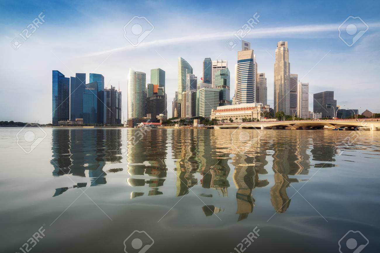 シンガポール中心部のビジネス地区スカイライン 青い空と朝の日の出マリーナ湾 シンガポール市街のスカイライン シンガポールの街並 の写真素材 画像素材 Image 7620