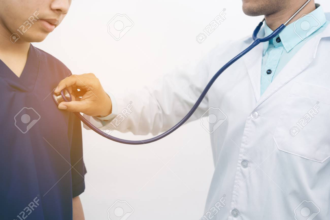 医師と患者 医者は患者の胸の上医師の手で聴診器で聞くことによって患者の健康を調べるします 医療 健康 医者と患者のコンセプトです の写真素材 画像素材 Image