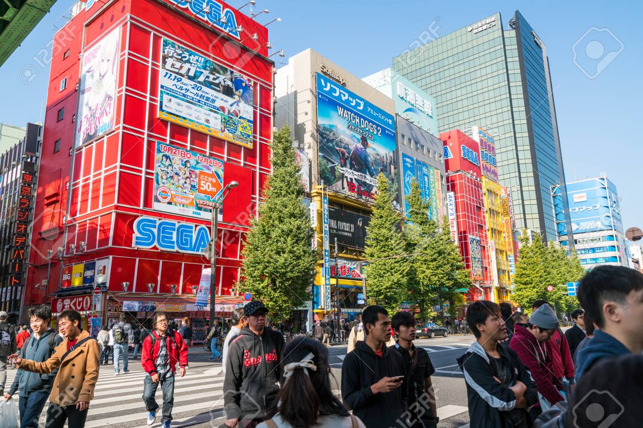16 年 11 月 13 日 東京都 東京の秋葉原電気街 秋葉原ビデオ ゲーム アニメ 漫画 コンピューター商品の人気のあるショッピング地区であります 東京で最も人気の場所の一つ の写真素材 画像素材 Image