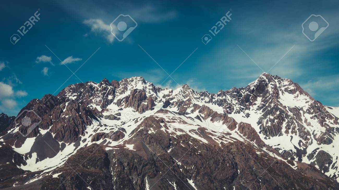 Paisagem De Inverno De Montanhas De Neve E Ceu Azul Paisagem Para Atividades De Montanha Como Esqui Trekking Esporte De Inverno E Alpinismo Fotos Retratos Imagenes Y Fotografia De Archivo Libres De