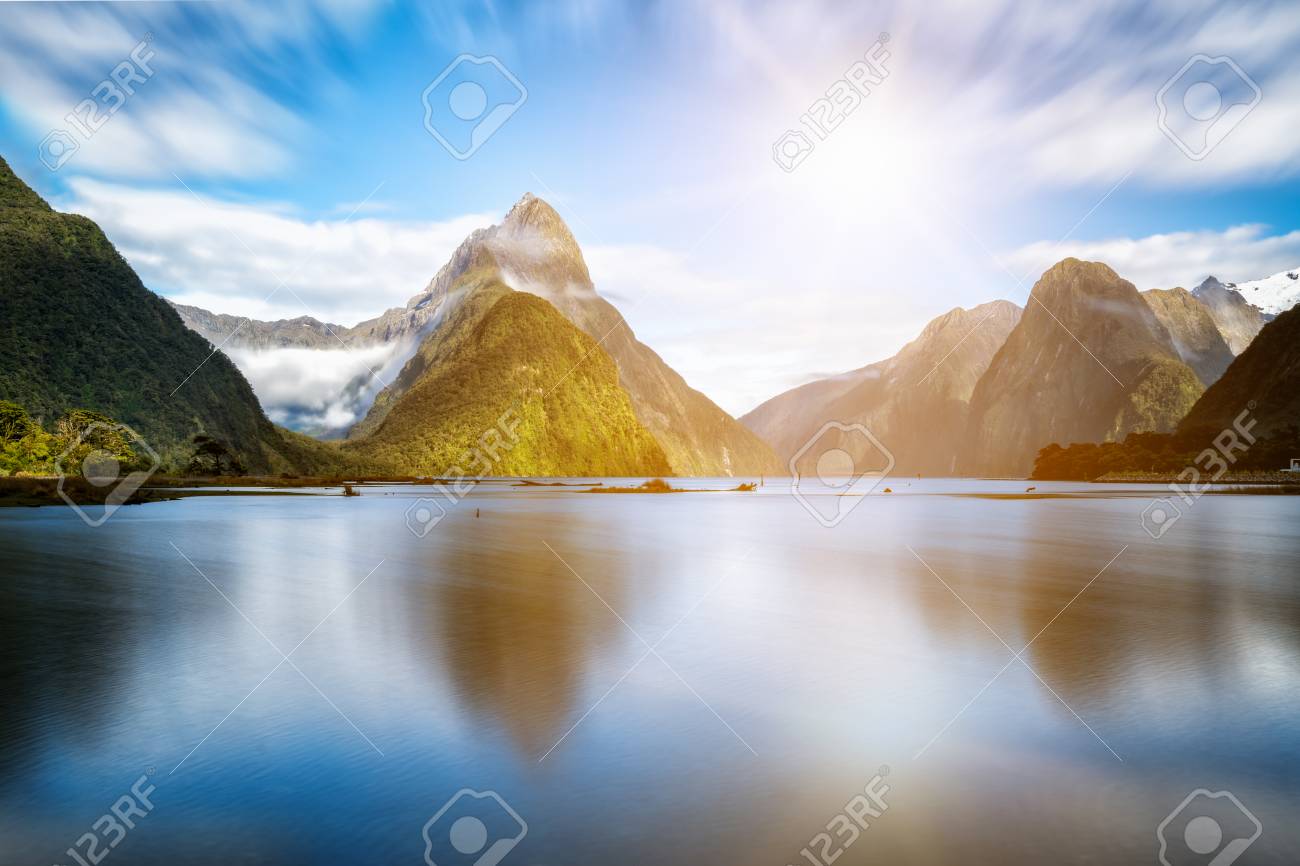 ミルフォード サウンド ニュージーランド マイター ピークは フィヨルドランド国立公園 ニュージーランドの南の島 ニュージーランドで最も壮大な自然の魅力にミルフォード サウンドの象徴的なランドマークです の写真素材 画像素材 Image