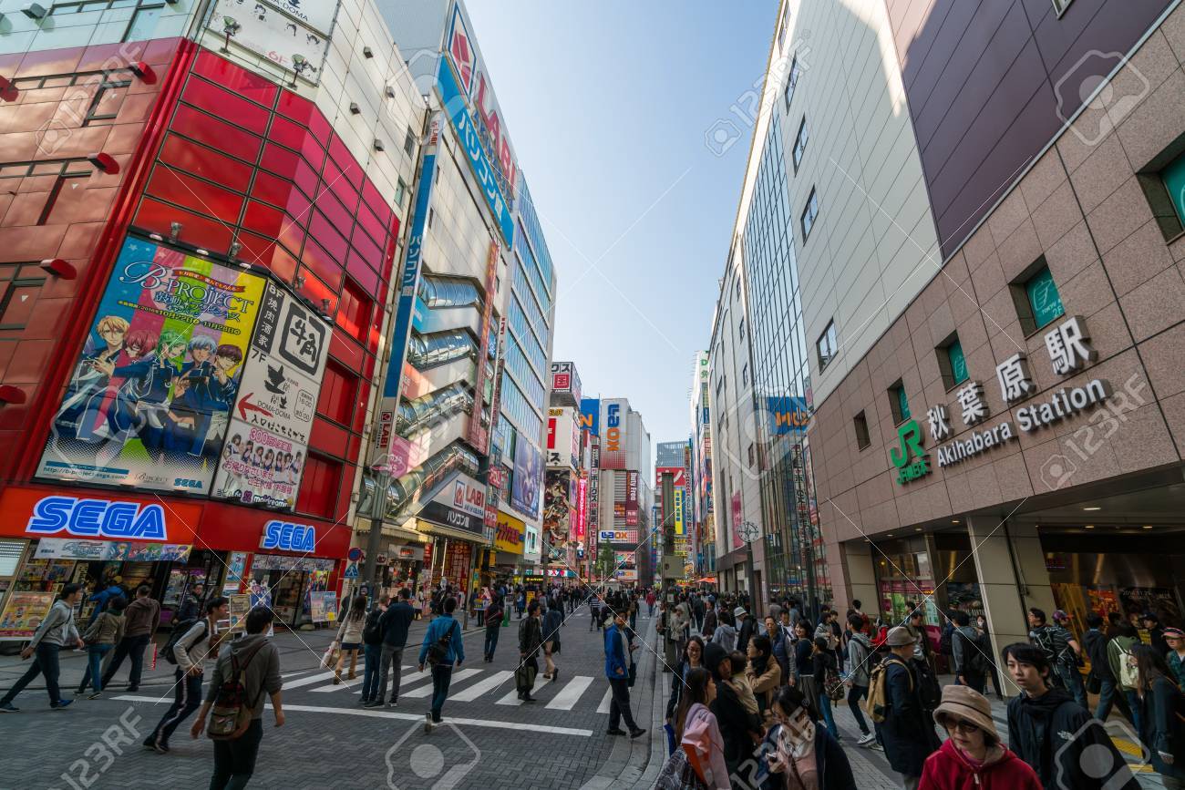 16 年 11 月 13 日 東京都 東京の秋葉原電気街 秋葉原ビデオ ゲーム アニメ 漫画 コンピューター商品の人気のあるショッピング地区であります 東京で最も人気の場所の一つ の写真素材 画像素材 Image
