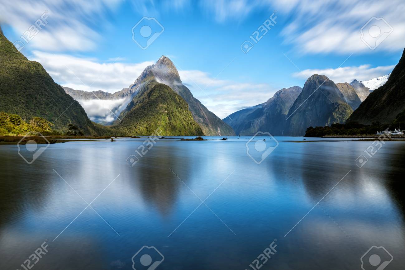 ミルフォード サウンド ニュージーランド マイター ピークは フィヨルドランド国立公園 ニュージーランドの南の島 ニュージーランドで最も壮大な自然の魅力にミルフォード サウンドの象徴的なランドマークです の写真素材 画像素材 Image