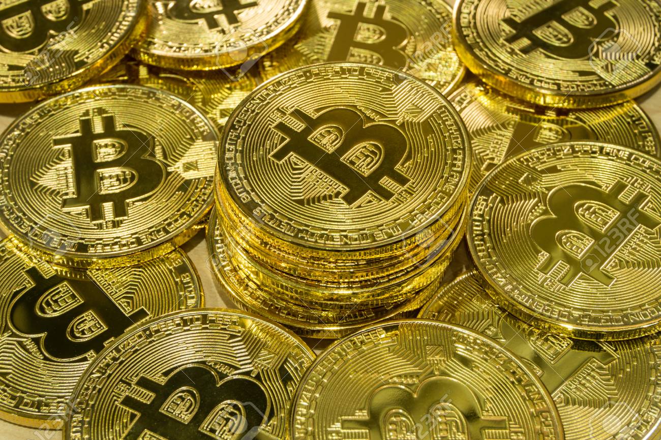 물리적 비트 코인 더미 배경-비트 코인 채굴 사업은 과거 거래 또는 블록 체인의 비트 코인 공개 원장에 거래 레코드를 추가하는  프로세스입니다. 암호 화폐 거래 개념. 로열티 무료 사진, 그림, 이미지 그리고 스톡포토그래피.