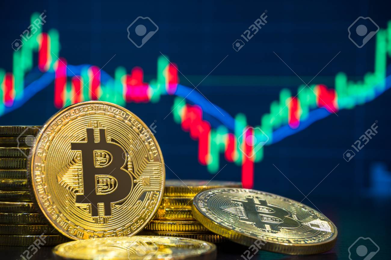 Concepto De Sistema De Comercio De Bitcoin Y Criptomonedas - Imagen De La  Pila Física De Bitcoin Contra El Gráfico De Precios Del Mercado Como Fondo  Borroso. Fotos, retratos, imágenes y fotografía