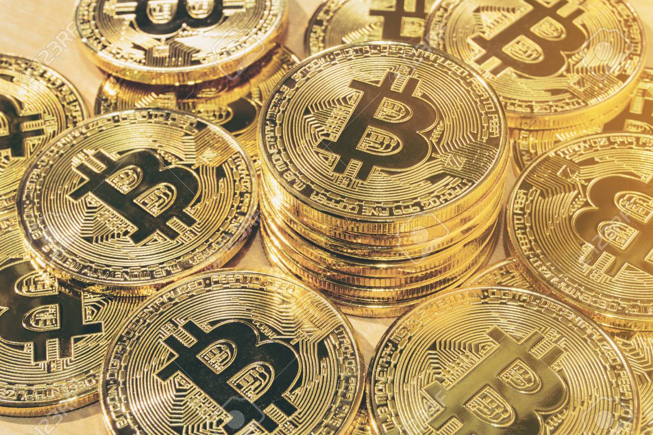 물리적 비트코인 더미 배경 - 비트코인 채굴 사업은 과거 거래 또는 블록체인의 비트코인 공개 원장에 거래 기록을 추가하는 과정입니다.  암호 화폐 거래 개념입니다. 로열티 무료 사진, 그림, 이미지 그리고 스톡포토그래피. Image 110180594