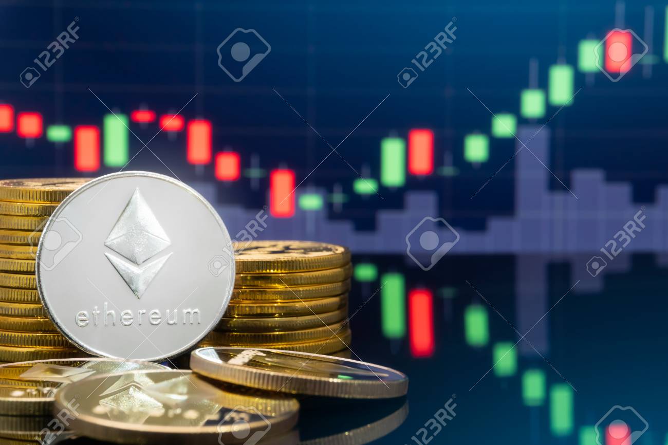 이더리움(eth) 및 암호화폐 투자 개념 - 백그라운드에서 글로벌 거래 거래소 시장 가격 차트가 있는 물리적 금속 이더리움 코인.  로열티 무료 사진, 그림, 이미지 그리고 스톡포토그래피. Image 105790302
