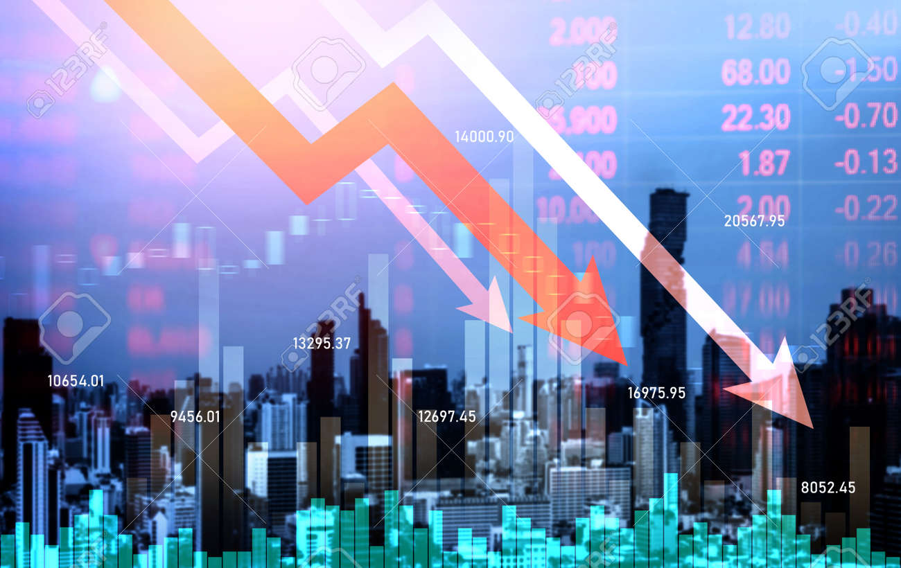주식 시장 폭락의 디지털 지표와 하락 그래프는 현대적인 도시를 배경으로 오버랩됩니다. 이중 노출에서 시장 붕괴의 개념. 로열티 무료  사진, 그림, 이미지 그리고 스톡포토그래피. Image 190871361