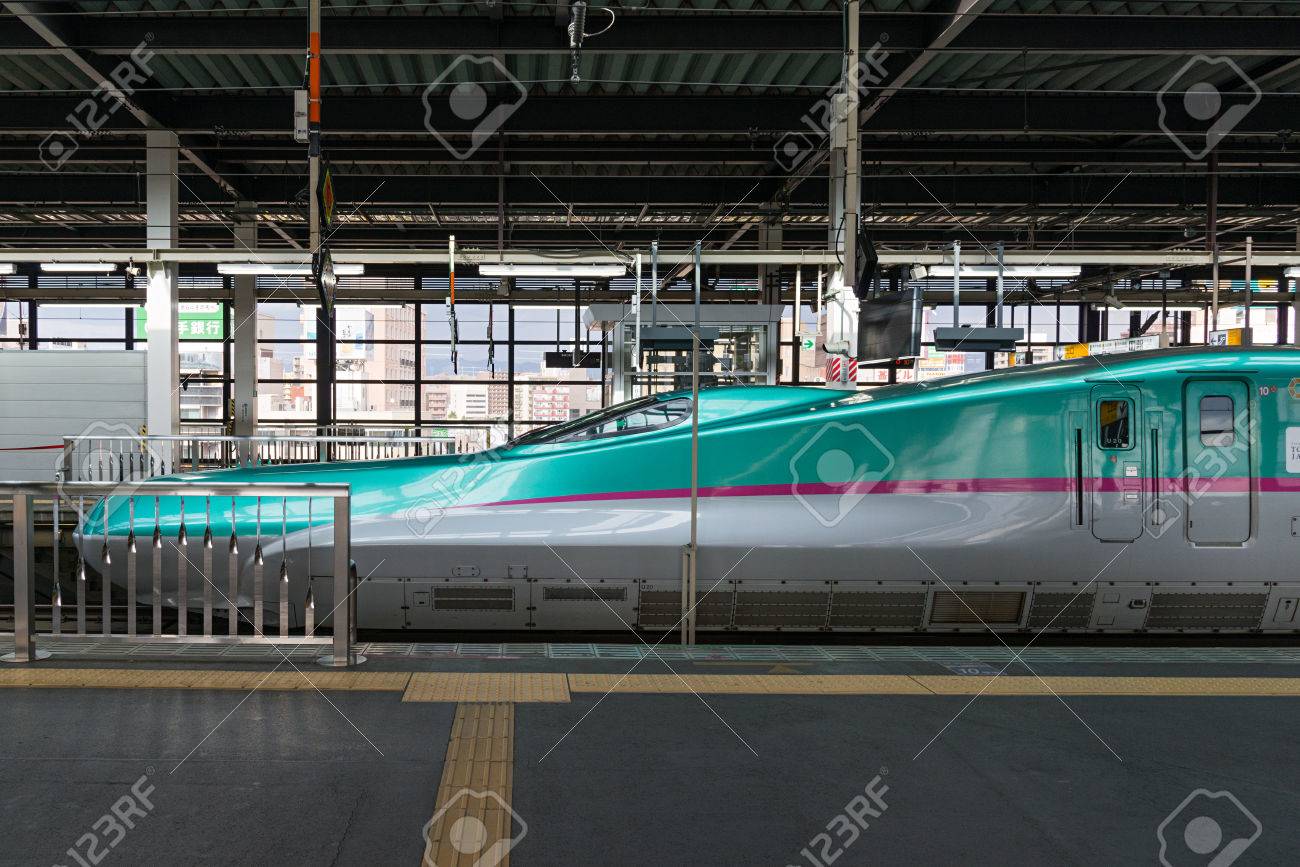 岩手県日本 4 月 19 16 盛岡駅で緑色の E5 系 Bullet High Speed 電車 それは運営によって Jr 東 北海道東北 北海道新幹線 Hayabusa Falcon またははやて としてサービス の写真素材 画像素材 Image