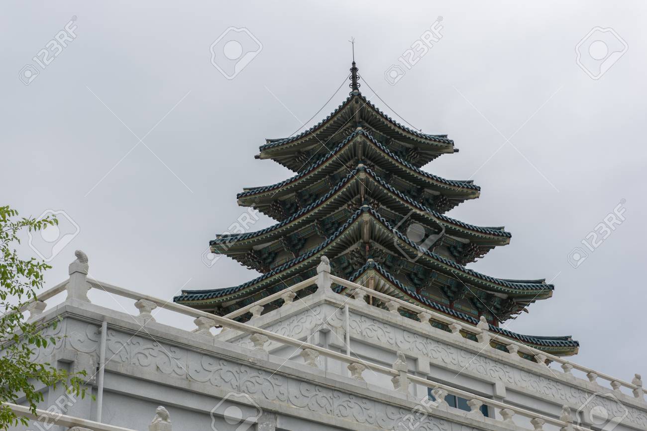 国立民俗博物館の韓国 ソウルの近くの塔 の写真素材 画像素材 Image
