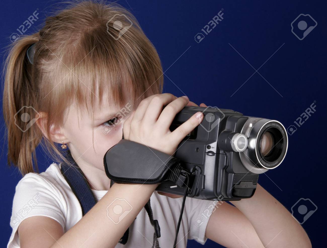 小さな女の子撮影ホーム ビデオ ビデオカメラ ビデオ の写真素材 画像素材 Image