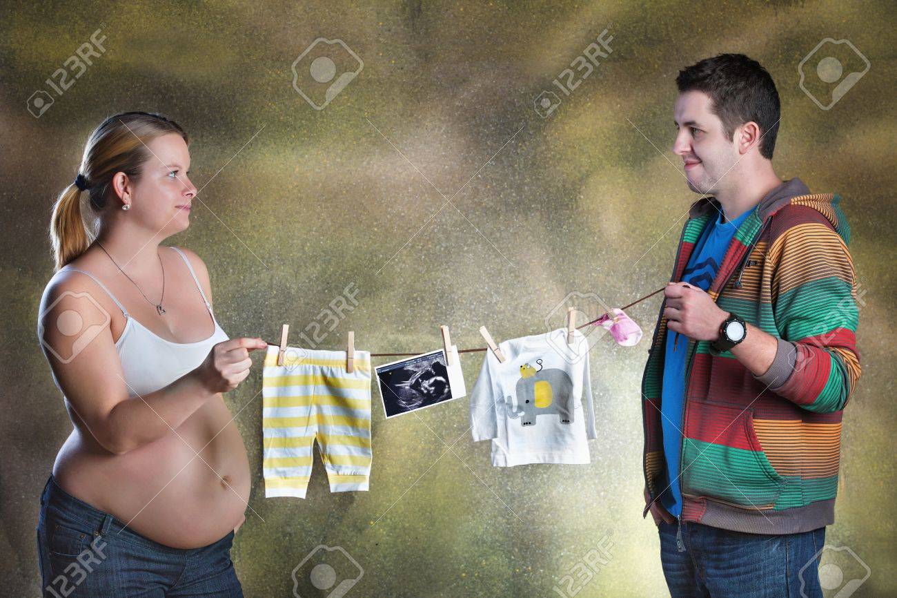 女性と夫がいる服や超音波文字列を保持 将来の赤ちゃんを写真します の写真素材 画像素材 Image