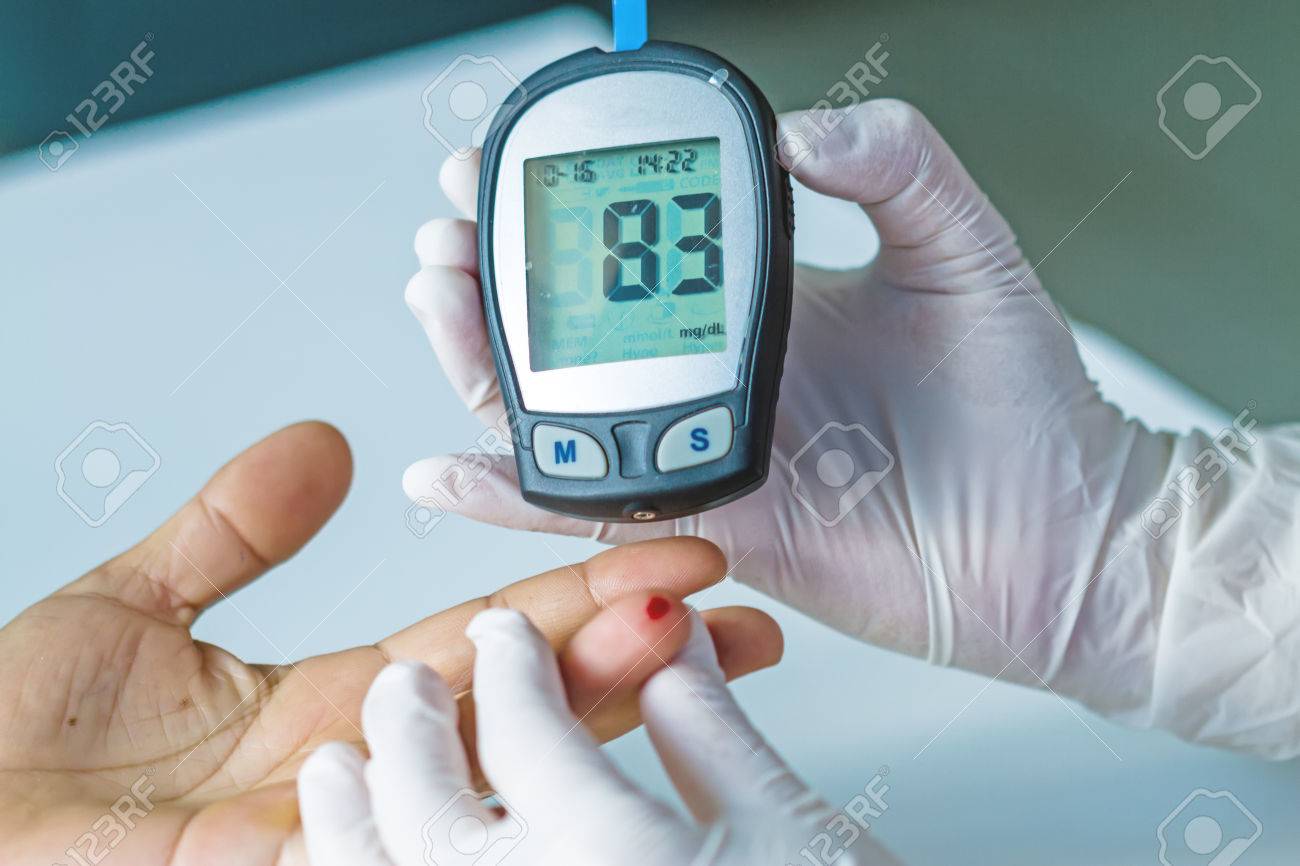 blood glucose meter, the blood sugar value is measured on a finger - 50548823 blood glucose meter, the blood sugar value is measured on a finger - 50548823