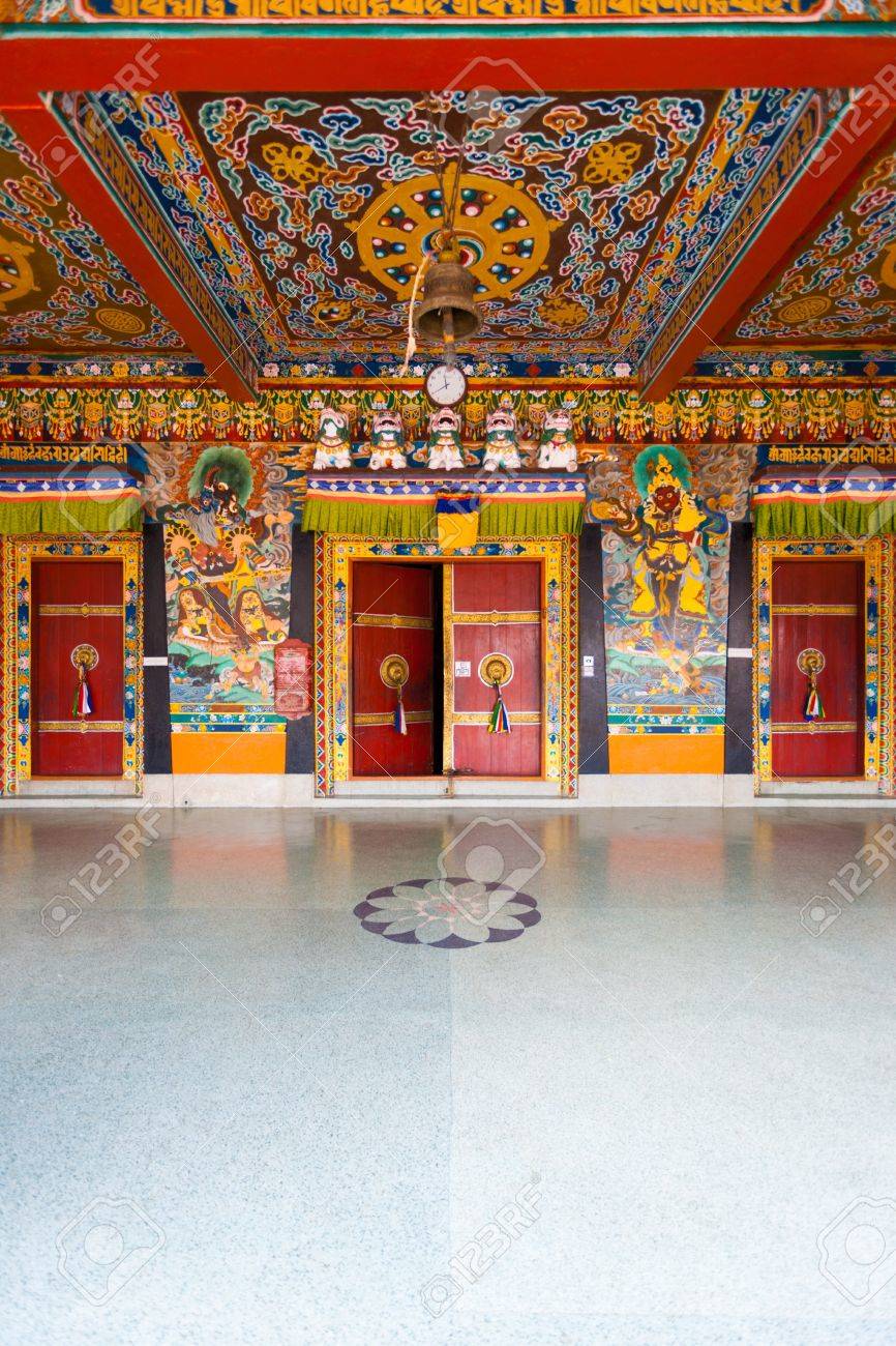Las Puertas Bellamente Decoradas Y El Techo De La Entrada Al Monasterio Rumtek Hogar De La Linea Karma Kagyu Del Budismo Tibetano En Gangtok Sikkim India Vertical Fotos Retratos Imagenes Y Fotografia
