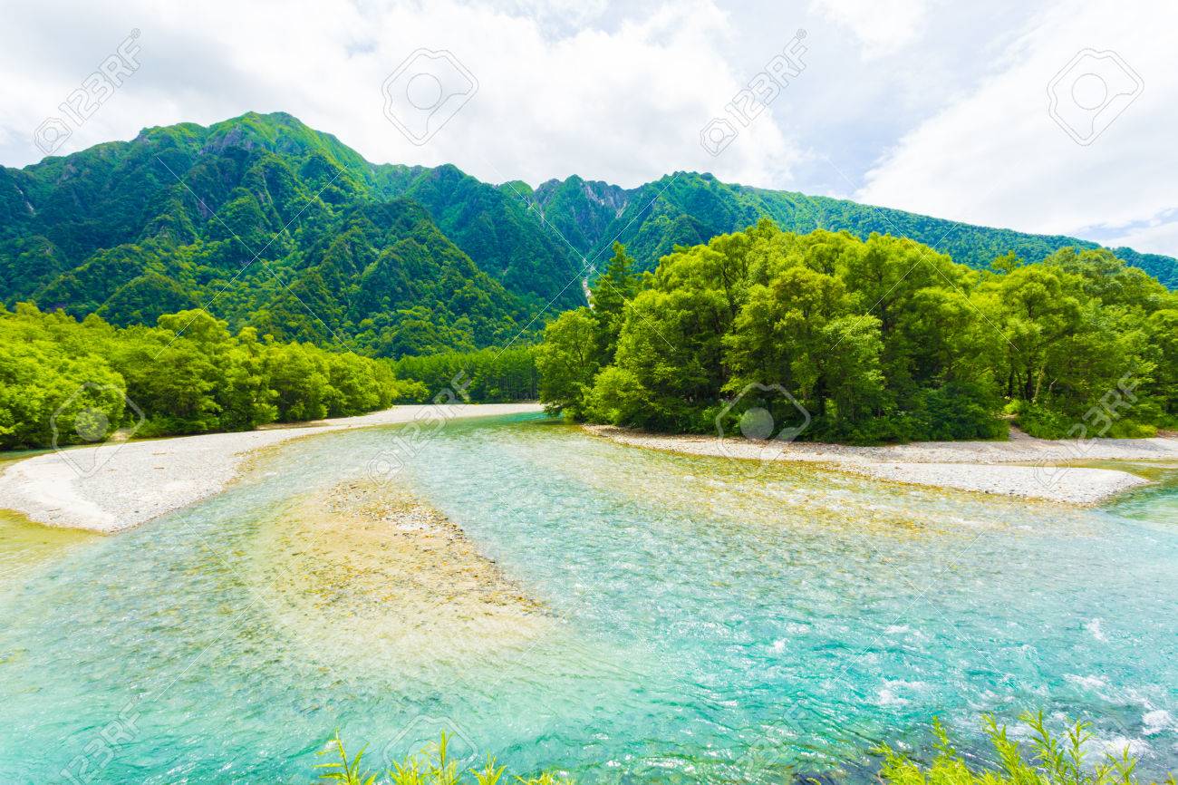 山と日本アルプス長野県上高地の町日本でこのままで手つかずの自然風景で透き通った梓川 水平方向 の写真素材 画像素材 Image