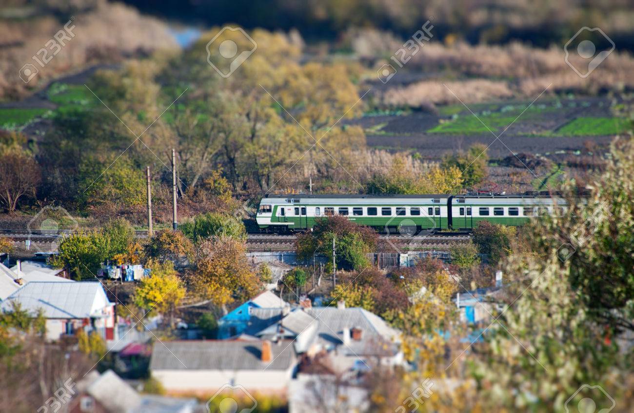 ティルト シフト レンズで撮影鉄道のある風景します の写真素材 画像素材 Image