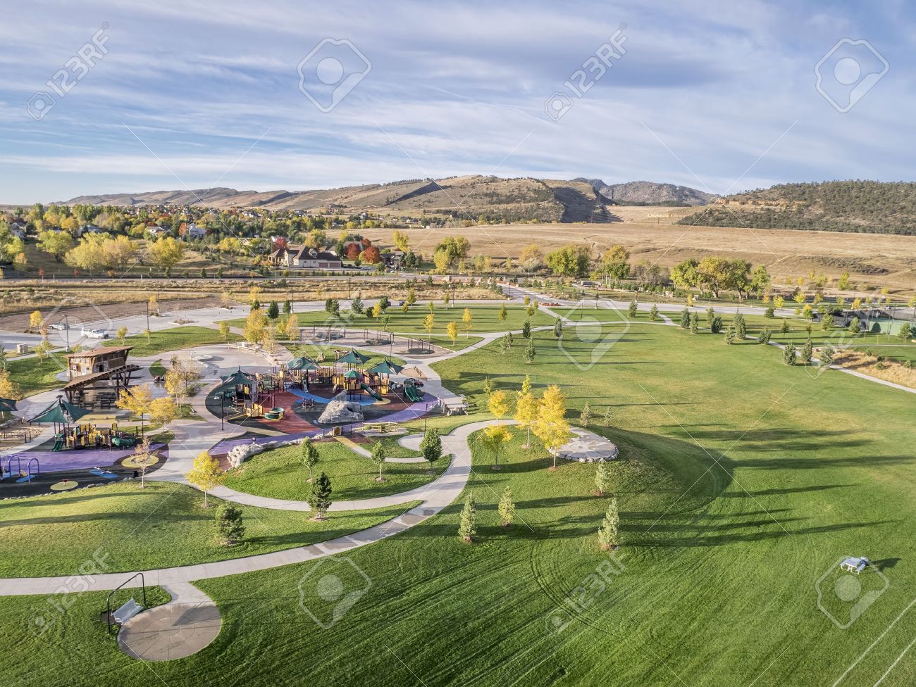 Vue Aérienne Du Parc Et Aire De Jeux Au Pied Des Montagnes Rocheuses à Fort Collins Colorado Tiré à Partir Dun Faible Drone Volant