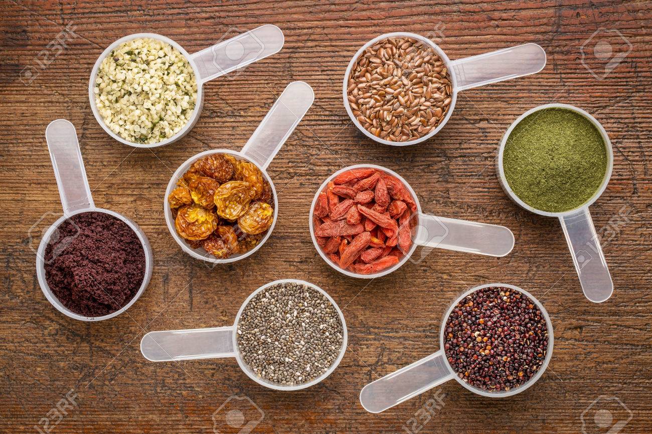 スーパー フード抽象 ウィート グラス アサイベリー 剛ベリー 鎌種子 チアシード ゴールデンベリー 大麻種子 キノア穀物 Rusti 木材に対してスクープを測定の平面図 の写真素材 画像素材 Image