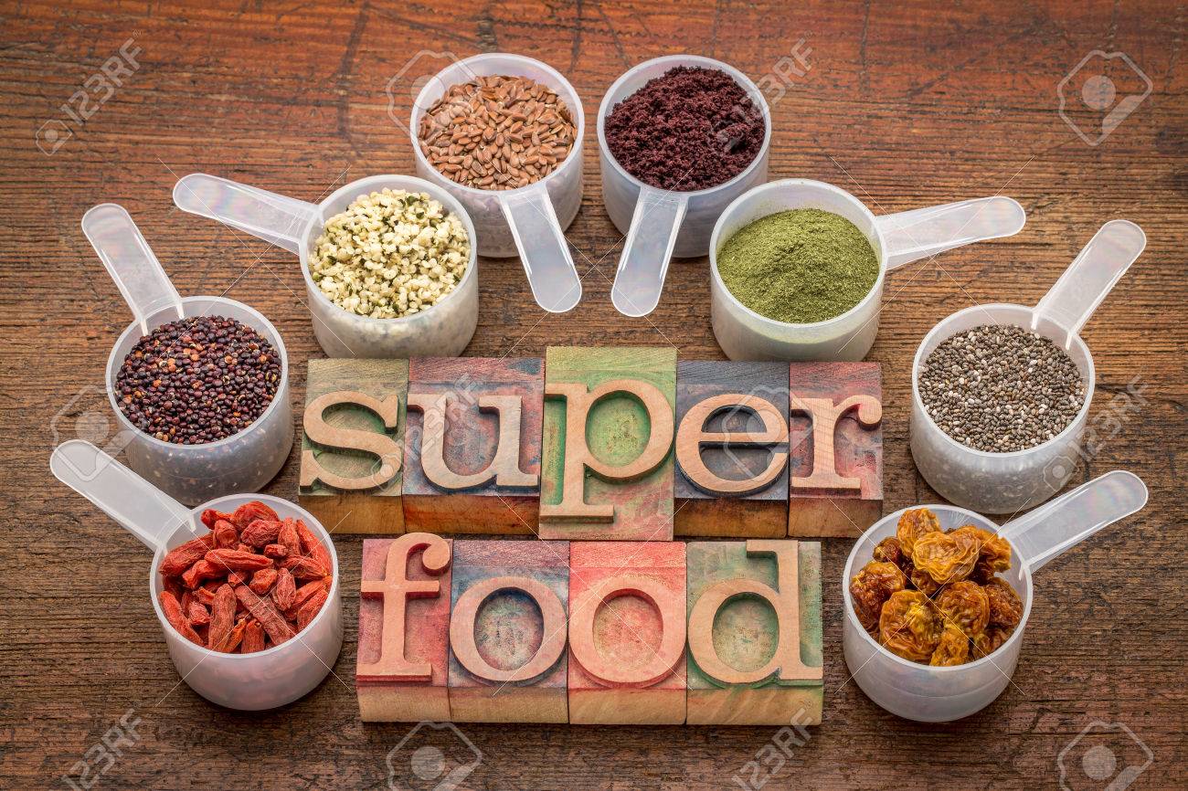 スーパー フード抽象 ウィート グラス アサイベリー 剛ベリー 鎌種子 チアシード ゴールデンベリー 大麻種子 キノア穀物 の無作法な木に対してラ活版本文スクープを測定セット の写真素材 画像素材 Image