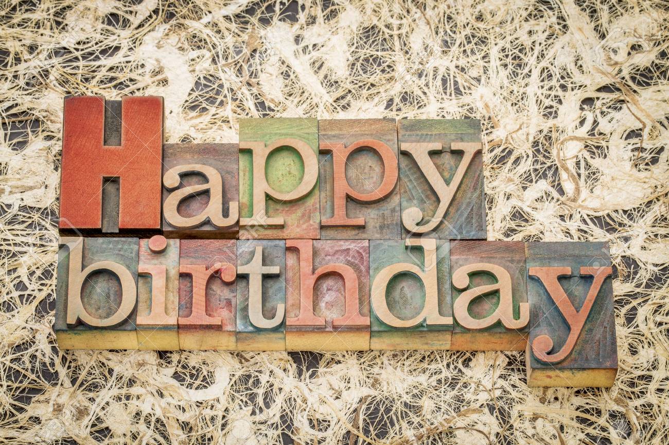 Carte De Voeux Joyeux Anniversaire Resume De Mot En Bois De Typographie Type Contre Papier D Amate Banque D Images Et Photos Libres De Droits Image