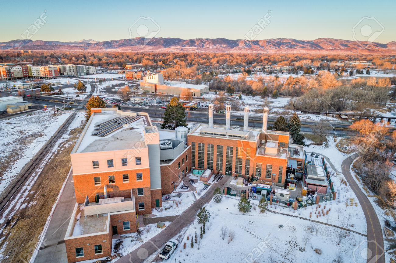 フォートコリンズ コロラド州 アメリカ合衆国 16 年 12 月 24 日 発電所エネルギー キャンパスのコロラド州立大学 14 年に完成の新しい建物と歴史的な市営発電所 冬の日の出の空撮 の写真素材 画像素材 Image