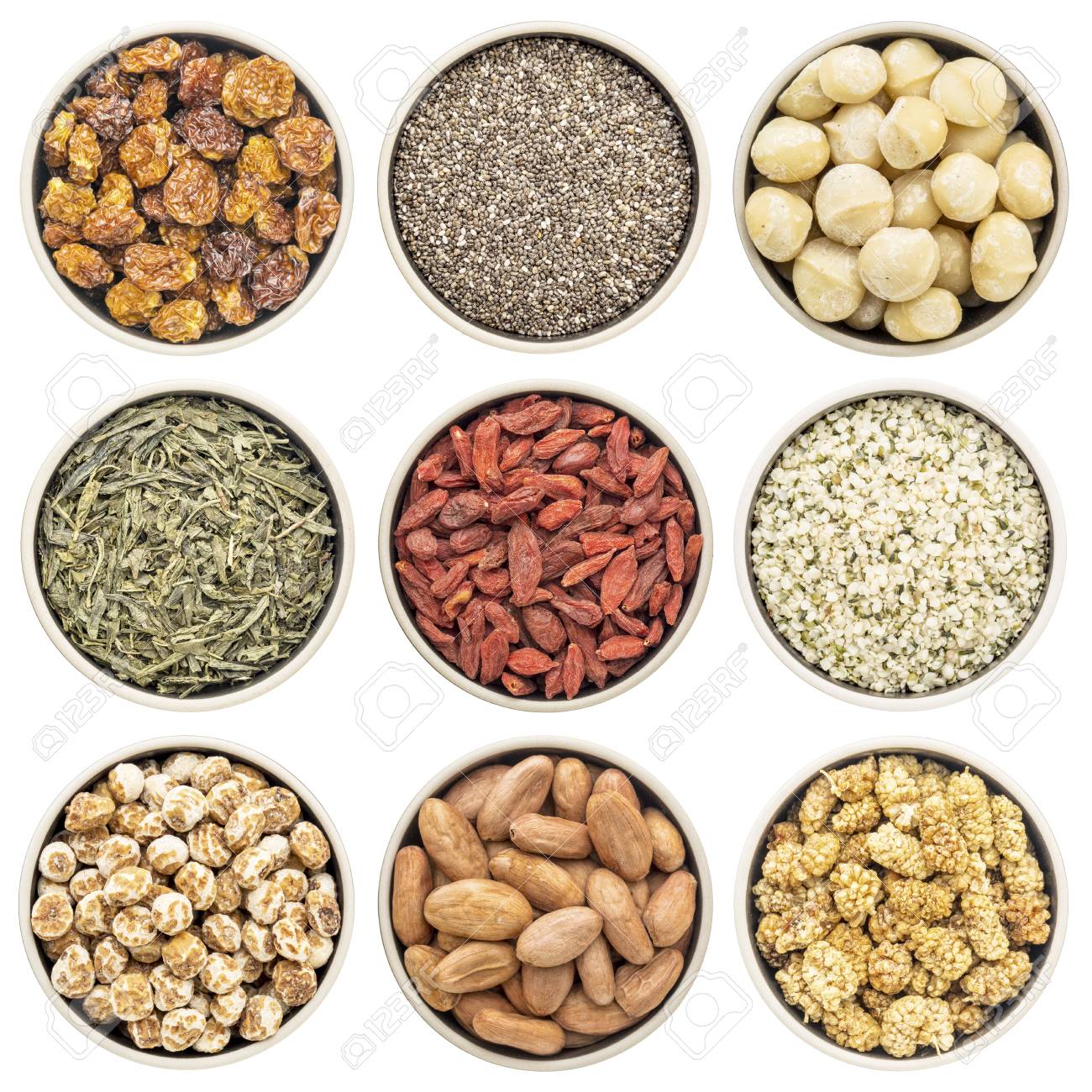 スーパー フード コレクション ゴールデンベリー チア種子 マカダミア ナッツ グリーン ティー 剛ベリー 大麻種子の心 Tigernuts カカオ豆 桑 孤立した丸いガラスの上から見るボウルします の写真素材 画像素材 Image
