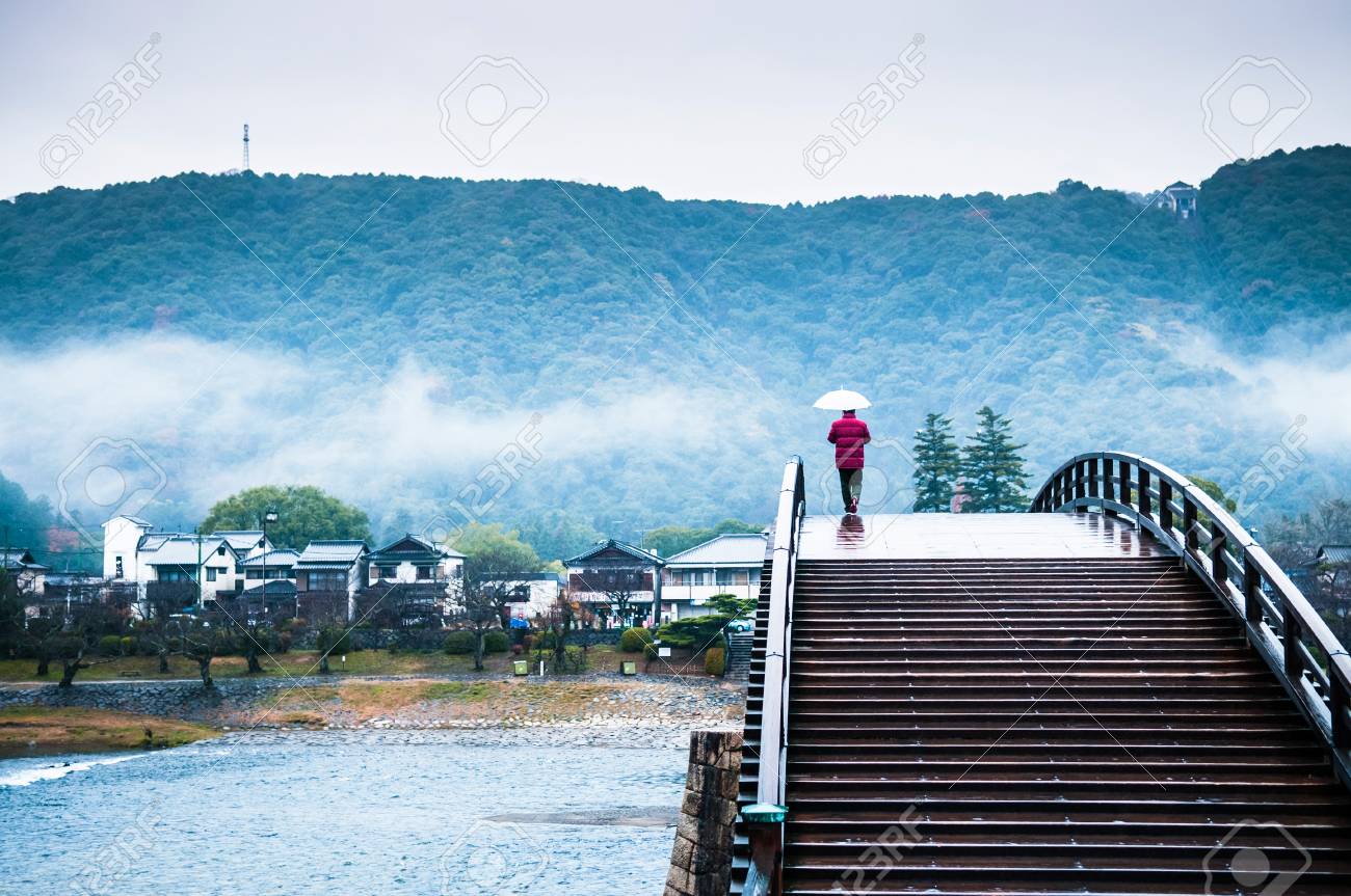 錦帯橋山口県岩国町の雨の日に歴史的な橋 の写真素材 画像素材 Image