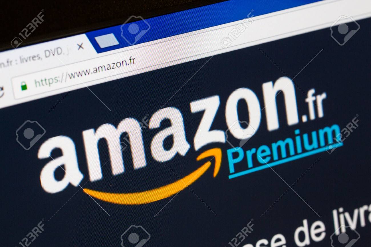 パリ フランス 16 年 12 月 15 日 Amazon プライム フランス語ホームページ Amazon プライム フランス語でプレミアム は 1 日以内特権とサービス 標準的な自由な船積みとの注文のセットをカバー アマゾンによって提供される年間購読 の写真素材 画像素材 Image