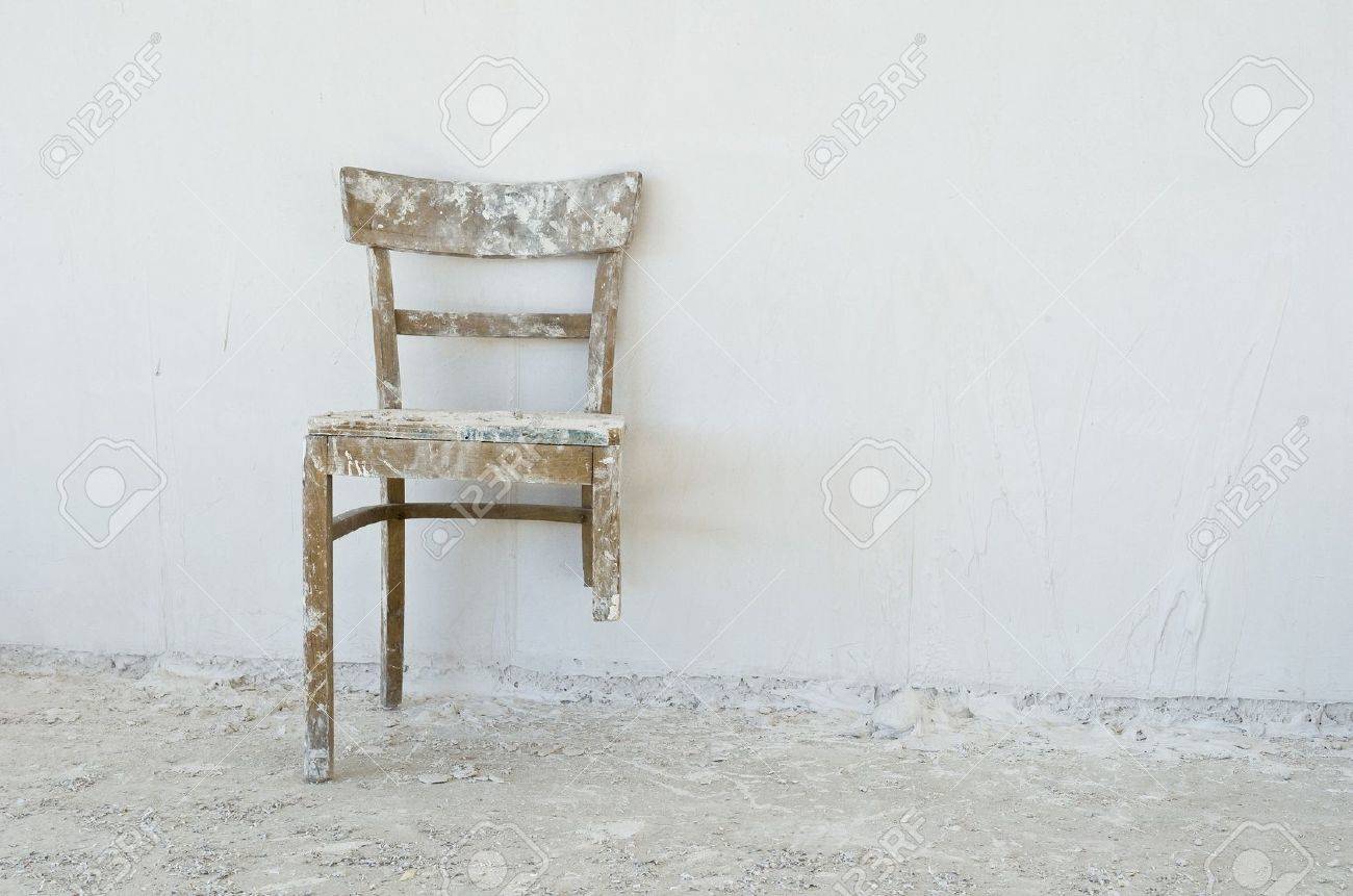 建設現場で古い壊れた椅子の写真素材・画像素材 Image 8060418