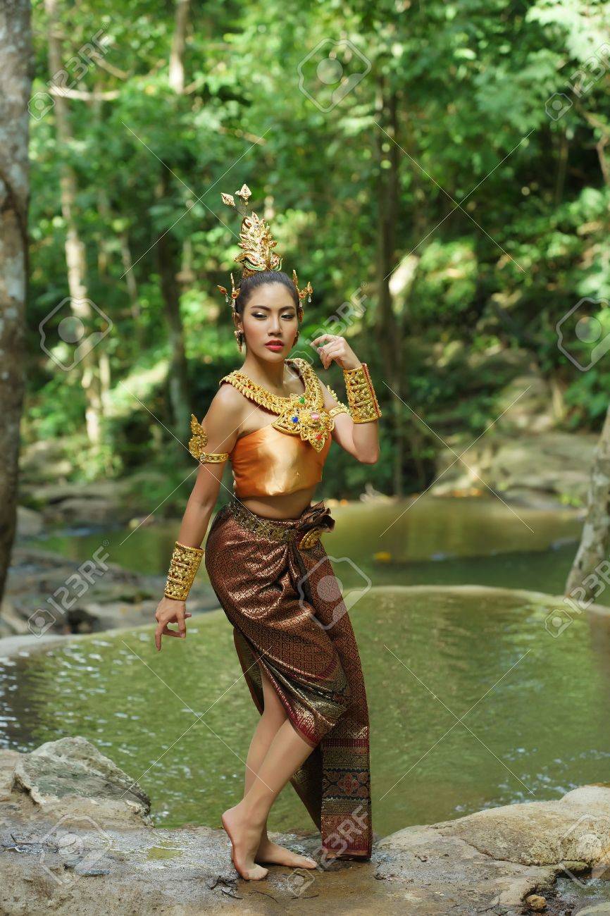 タイの伝統的なドラマ ドレスで美しいタイ女性森の背景には 緑でポーズをとるモデルはタイ人 の写真素材 画像素材 Image タイの伝統的なドラマ ドレスで美しいタイ女性森の背景には 緑でポーズをとるモデルはタイ人 の写真素材 画像素材 Image