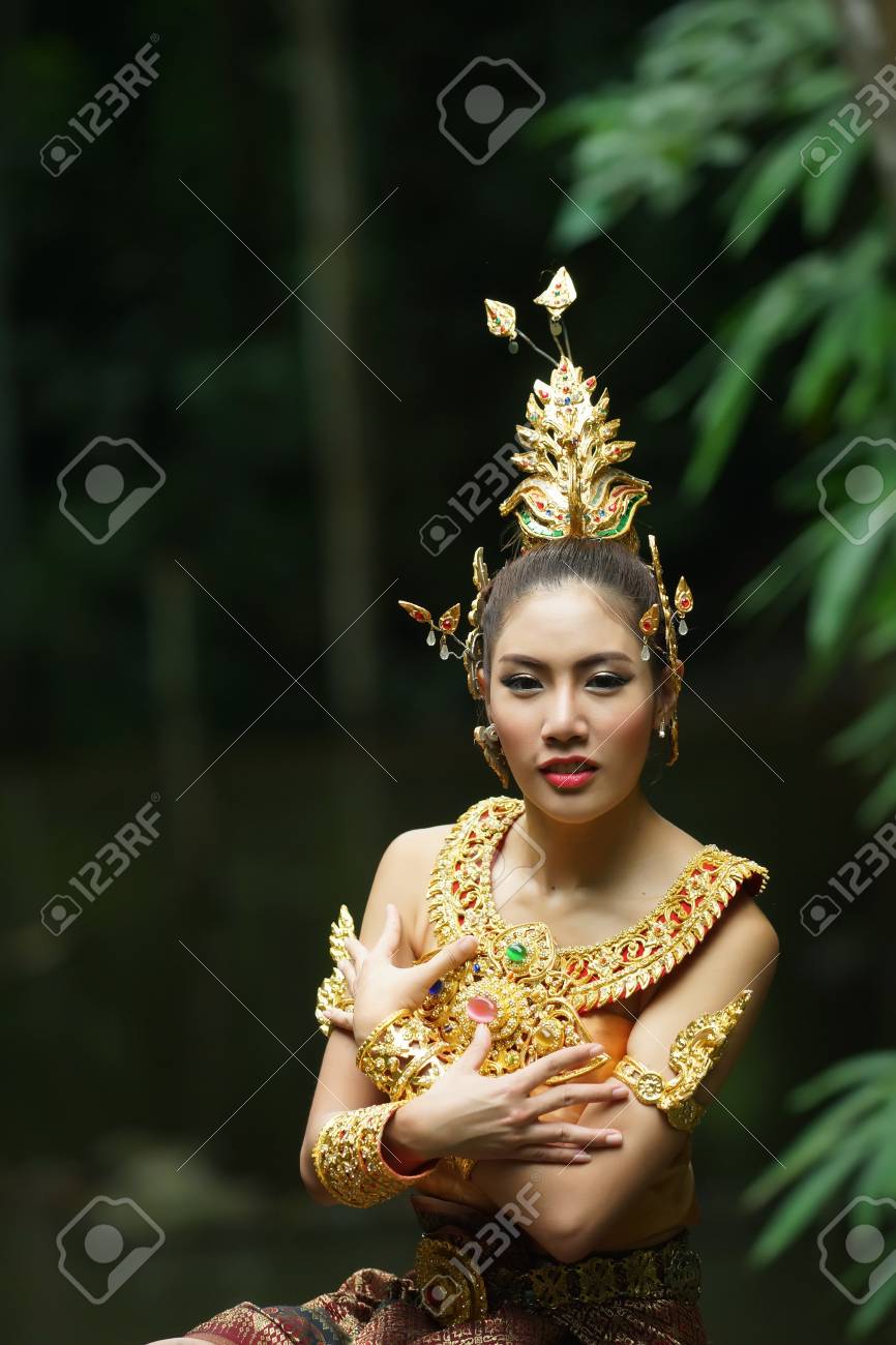 タイの伝統的なドラマ ドレスで美しいタイ女性森の背景には 緑でポーズをとるモデルはタイ人 の写真素材 画像素材 Image