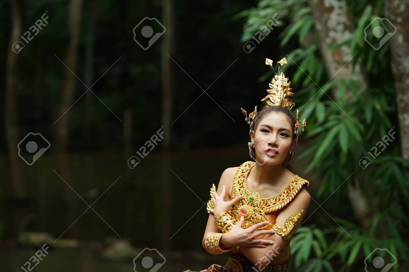 タイの伝統的なドラマ ドレスで美しいタイ女性森の背景には 緑でポーズをとるモデルはタイ人 の写真素材 画像素材 Image タイの伝統的なドラマ ドレスで美しいタイ女性森の背景には 緑でポーズをとるモデルはタイ人 の写真素材 画像素材 Image