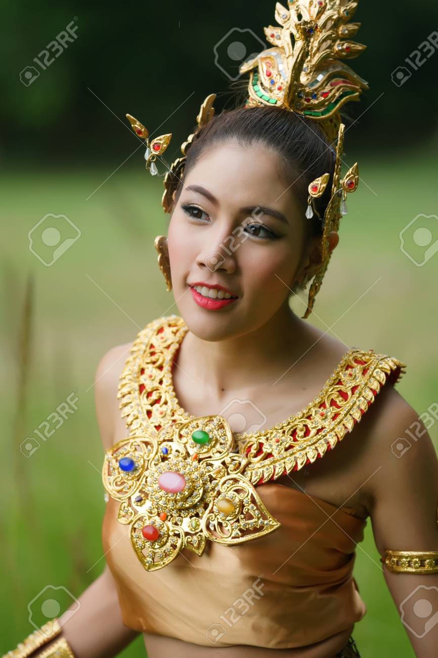 タイの伝統的なドラマ ドレスで美しいタイ女性森の背景には 緑でポーズをとるモデルはタイ人 の写真素材 画像素材 Image