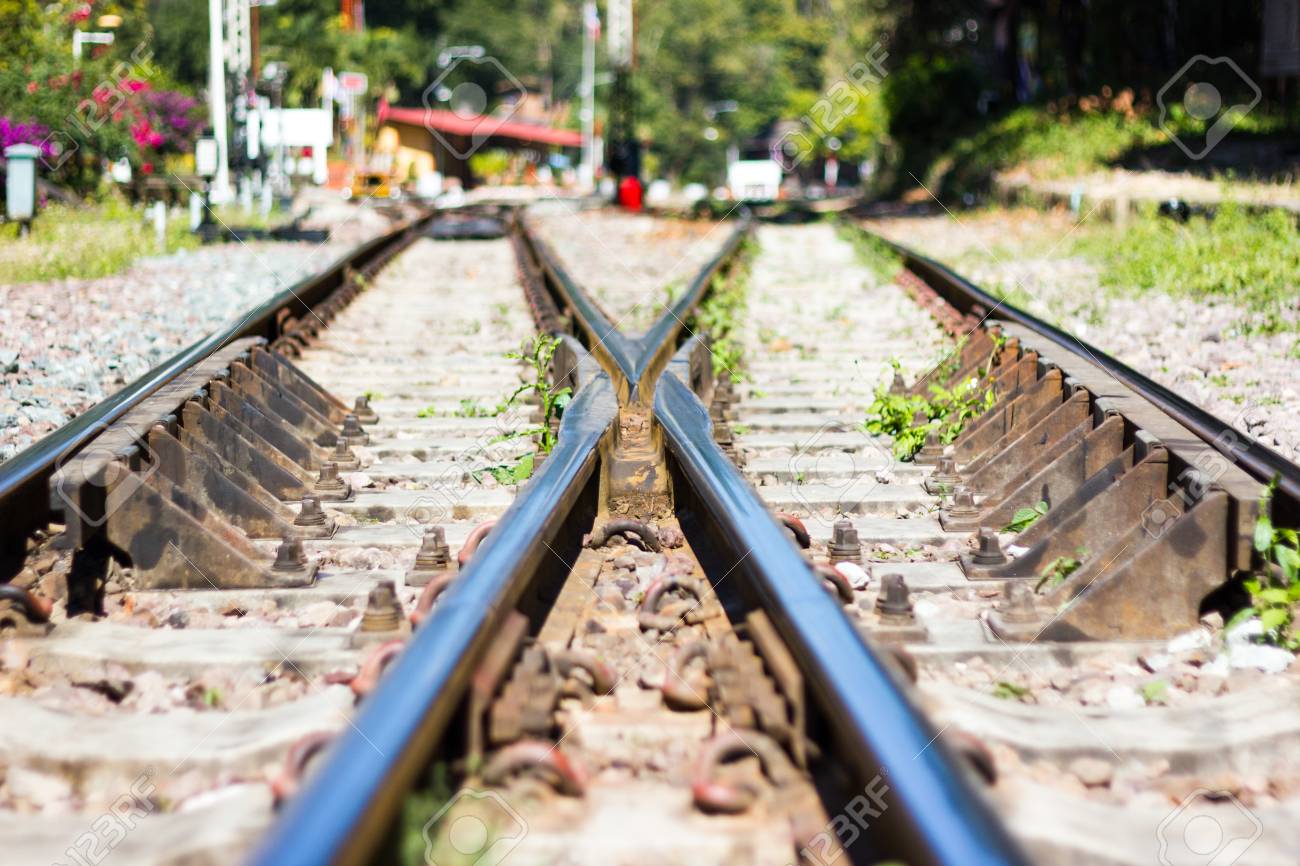鉄道線路 石の背景バンコクタイの線路交差鉄道線路 の写真素材 画像素材 Image