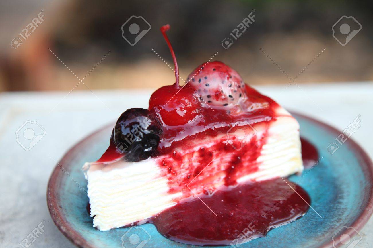 Crepe Gateau Avec Coulis De Fraises Banque D Images Et Photos Libres De Droits Image