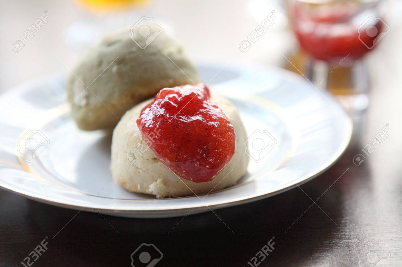 いちごジャムとスコーン紅茶 の写真素材 画像素材 Image