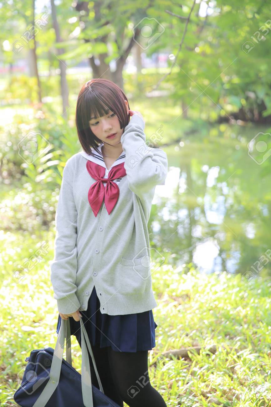 田舎の公園で日本の学校の女の子の肖像画 の写真素材 画像素材 Image