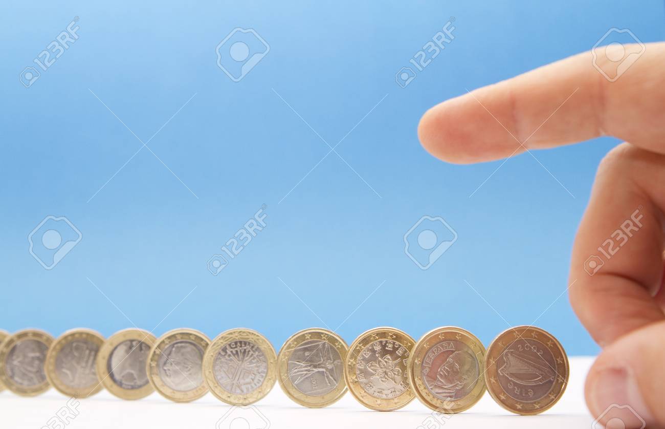 유럽 통화 위기 - 체인 반응을 일으킬 준비가 손에 대 한 개념 로열티 무료 사진, 그림, 이미지 그리고 스톡포토그래피. Image 11409331. 유럽... 