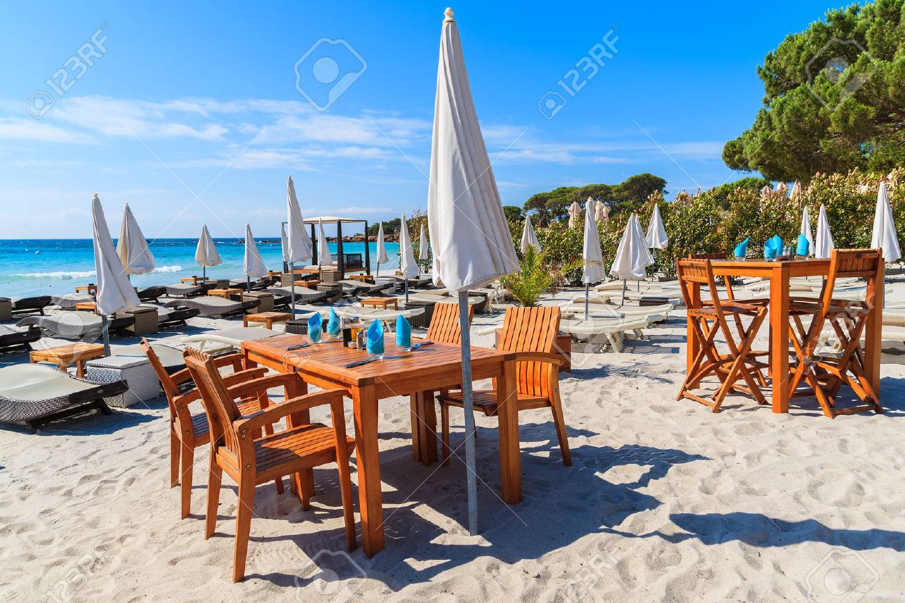 Tables De Restaurant Sur Sable Blanc Plage De Palombaggia île De Corse France