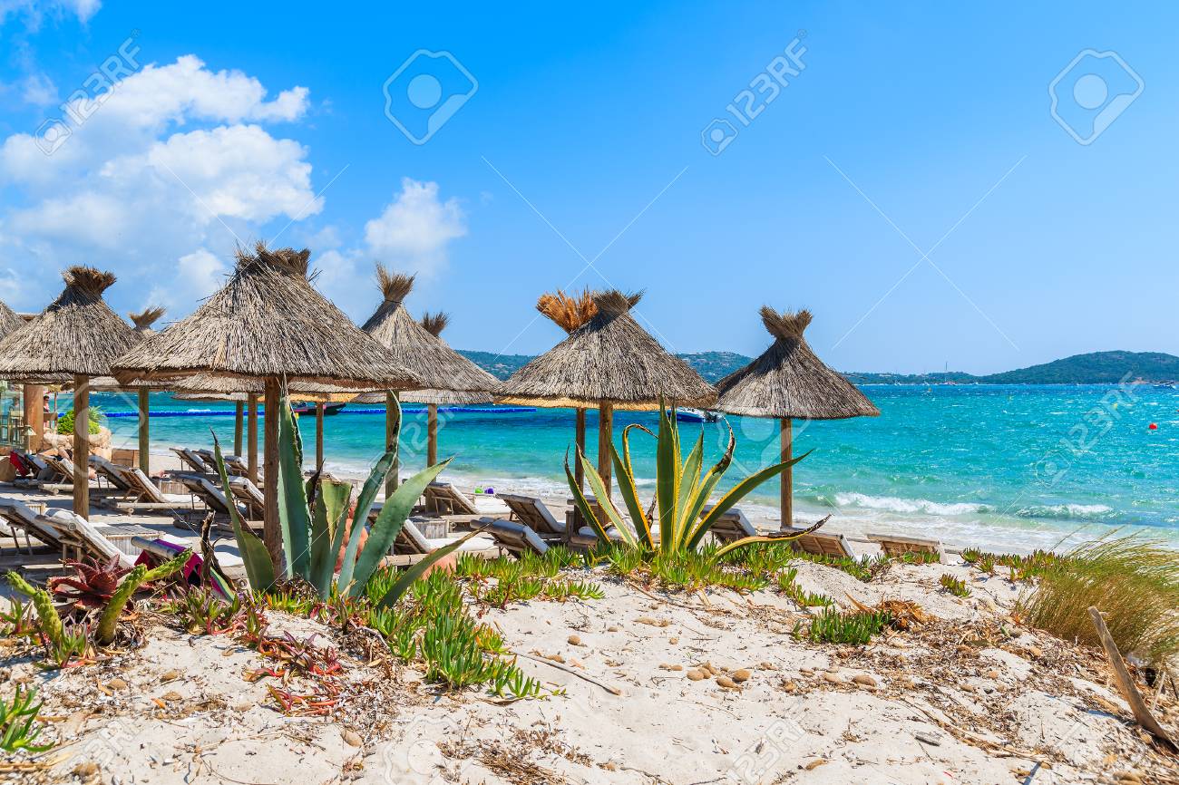 Parasols Sur La Belle Plage De La Ville Côtière De Saint Cyprien Corse France