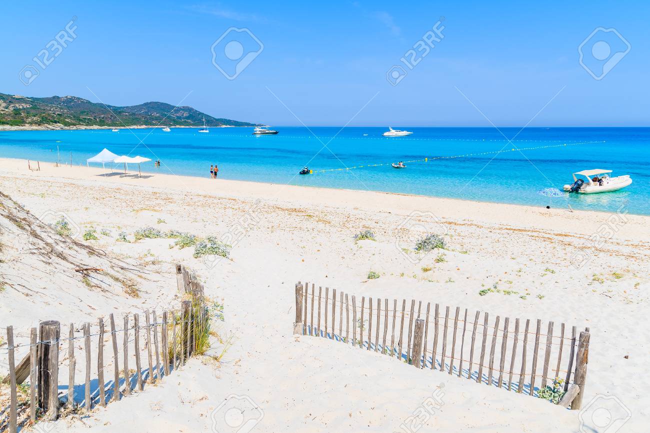 Chemin Vers La Plage De Saleccia Avec Du Sable Blanc Et De Leau De Mer Azur Près De Saint Florent île De Corse France