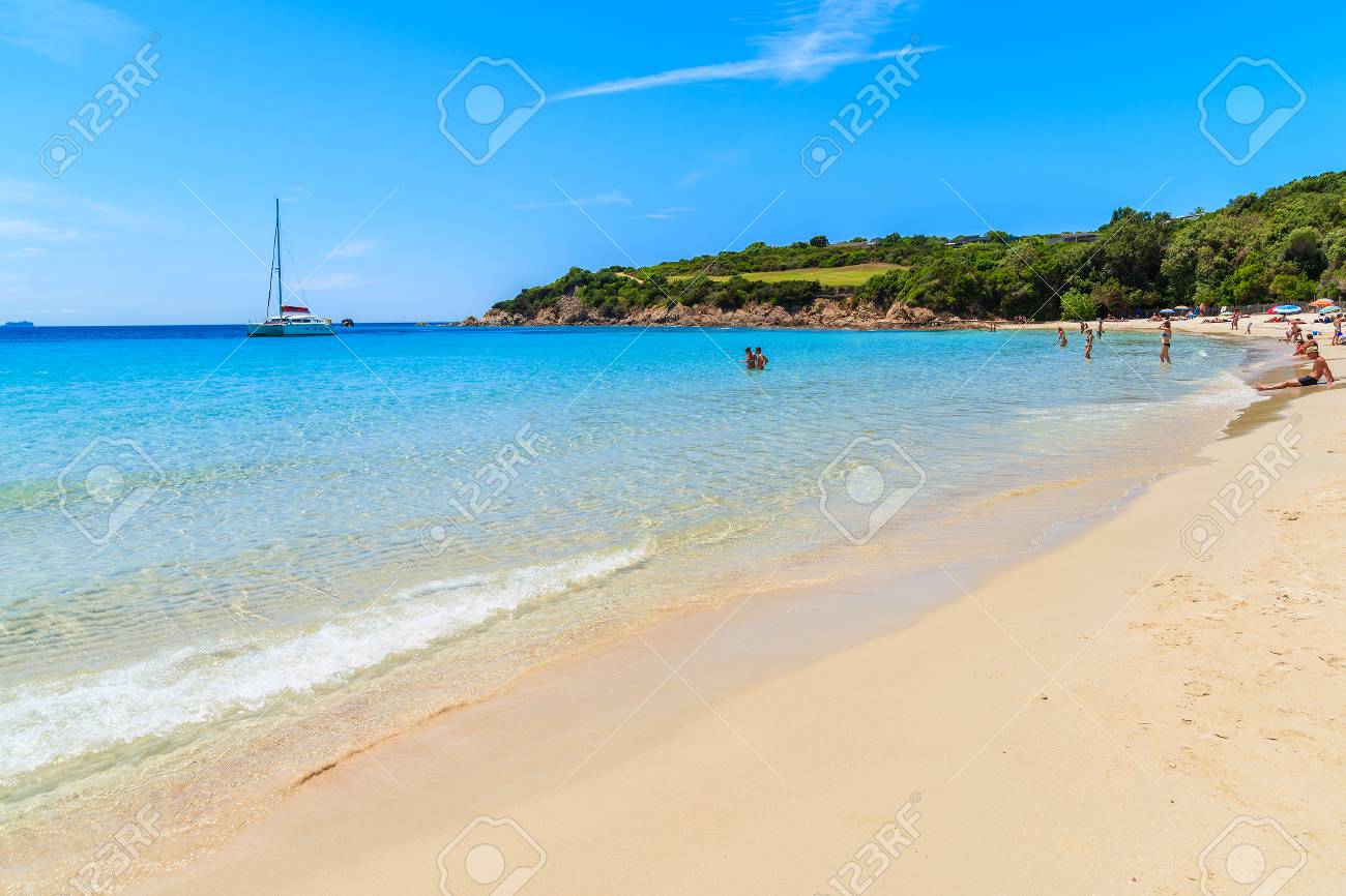 Une Vue De La Plage De Sable Grande Sperone Sur Une Journée Dété Ensoleillée île De Corse France