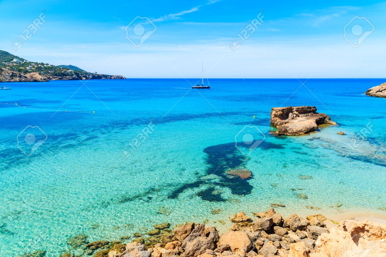 Schone Kuste Und Meer In Cala Tarida Ibiza Insel Spanien Lizenzfreie Fotos Bilder Und Stock Fotografie Image