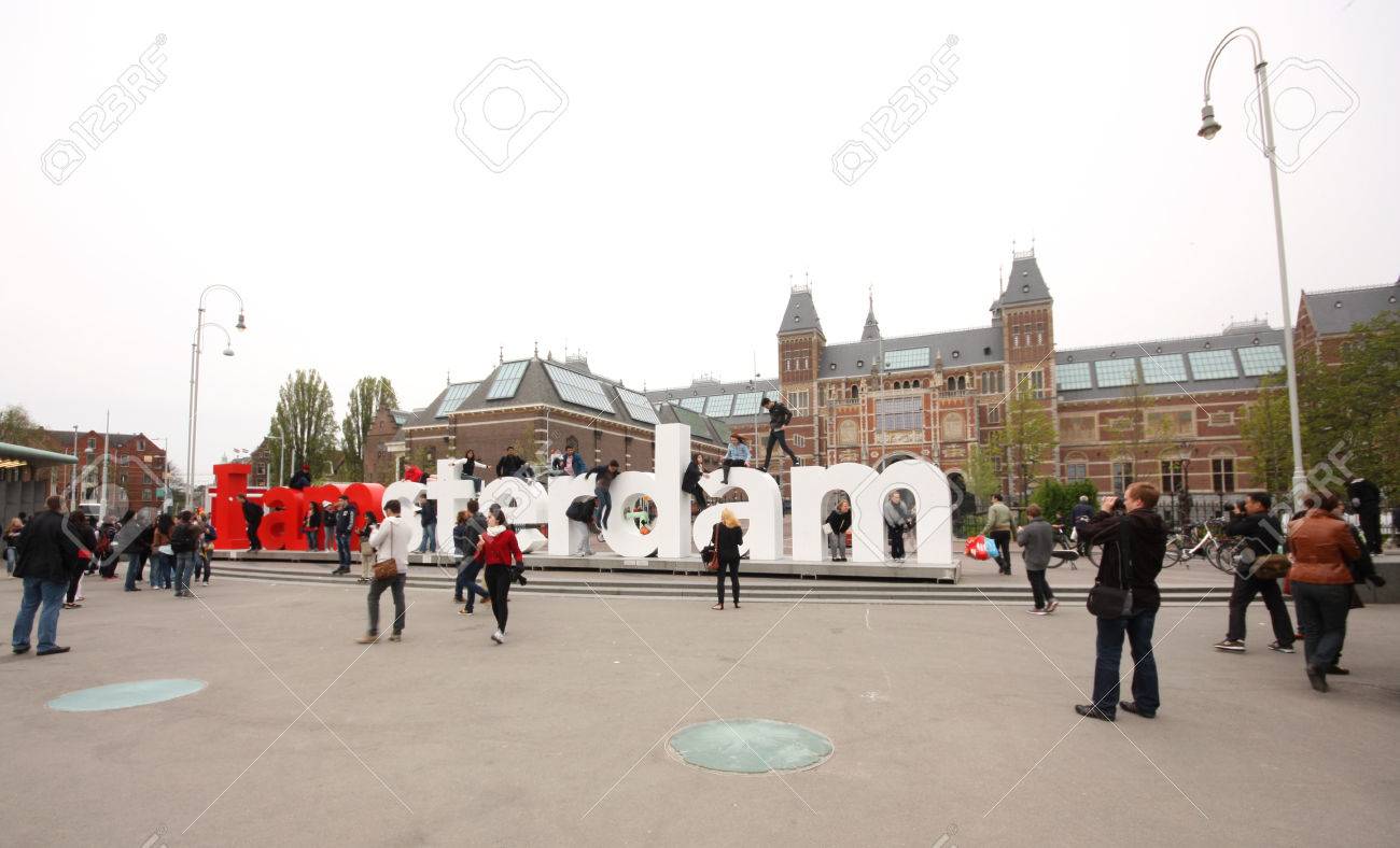 周りの観光客で オランダのアムステルダム国立美術館 芸術と歴史のオランダ国立博物館 の前にある Iamsterdam サインの表示 広角のレンズで撮影した写真 の写真素材 画像素材 Image