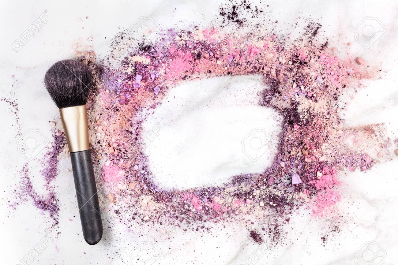 Pincel De Maquillaje Sobre Fondo De Mármol Blanco, Con Rastros De Polvo Y Rubor Formando Un Marco. Una Plantilla Horizontal Para La Tarjeta De Presentación De Un Artista De Maquillaje O Diseño Pincel De Maquillaje Sobre Fondo De Mármol Blanco, Con Rastros De Polvo Y Rubor Formando Un Marco. Una Plantilla Horizontal Para La Tarjeta De Presentación De Un Artista De Maquillaje O Diseño