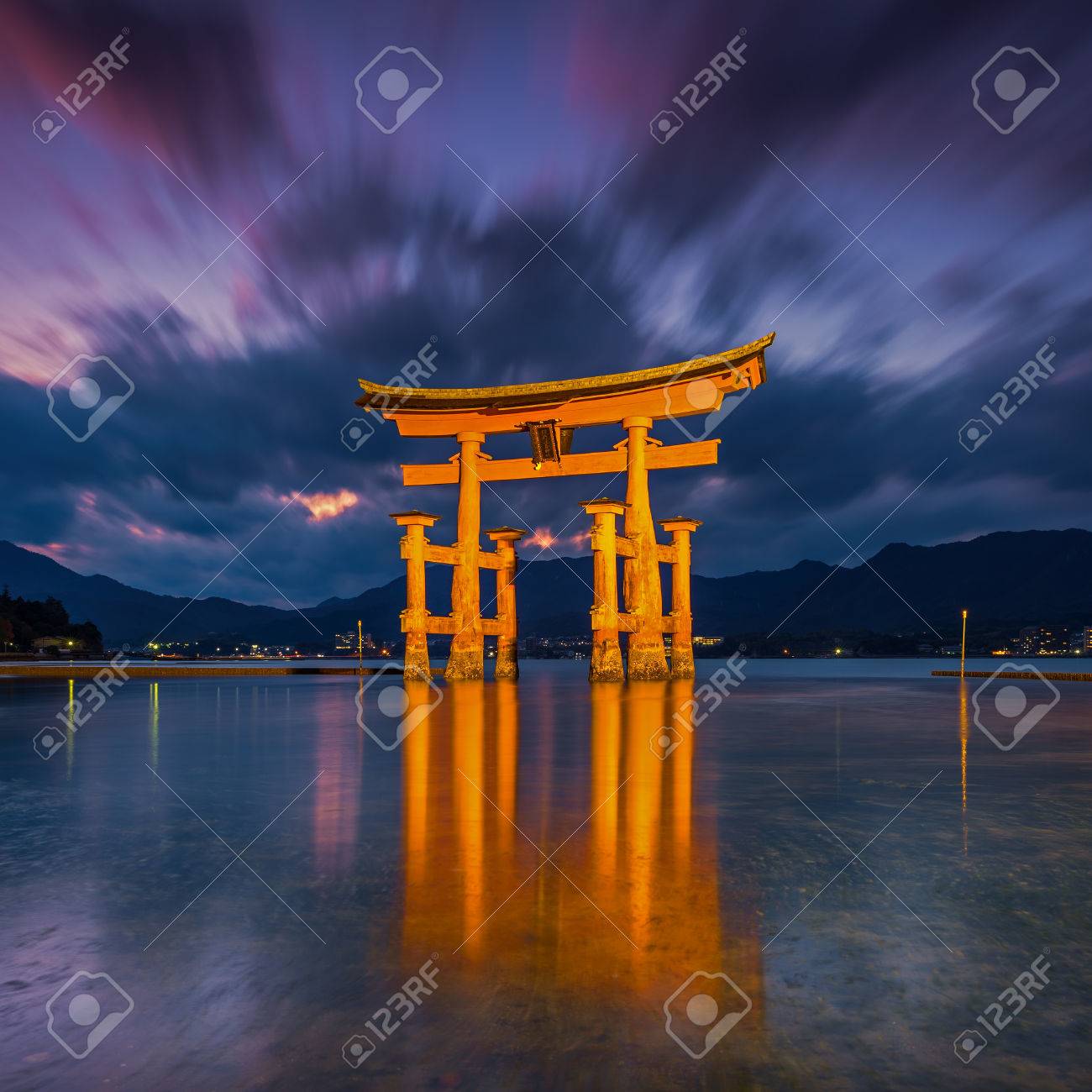 宮島厳島神社 日没後まもなく日本に近い素晴らしいフローティング ゲート O 鳥居 の写真素材 画像素材 Image 5038 宮島厳島神社 日没後まもなく日本に近い素晴らしいフローティング ゲート O 鳥居 の写真素材 画像素材 Image 5038
