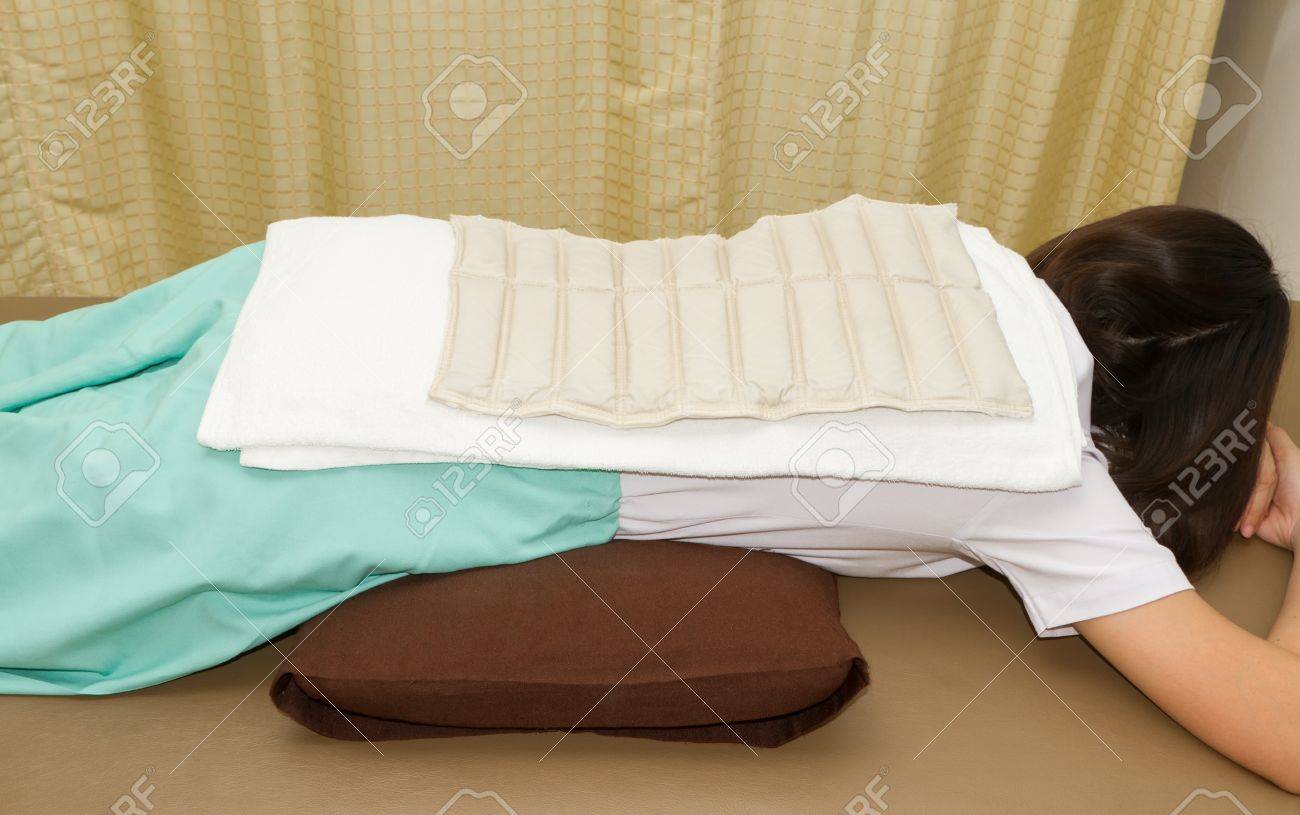 女性の物理療法 理学療法士を助ける女性ホットパック圧縮リリースの痛みのための取得 の写真素材 画像素材 Image