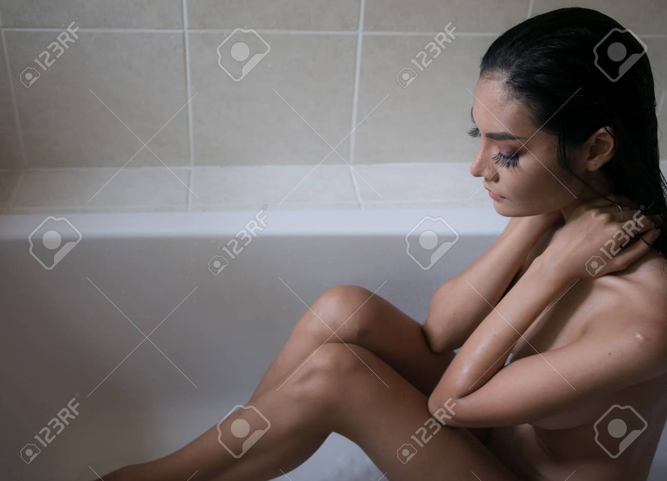 浴室でお風呂に入っているヌード女性の写真素材・画像素材 Image 94888486